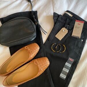 NWT Levi’s 725 High Rise Bootcut Jeans Size 30 in Black